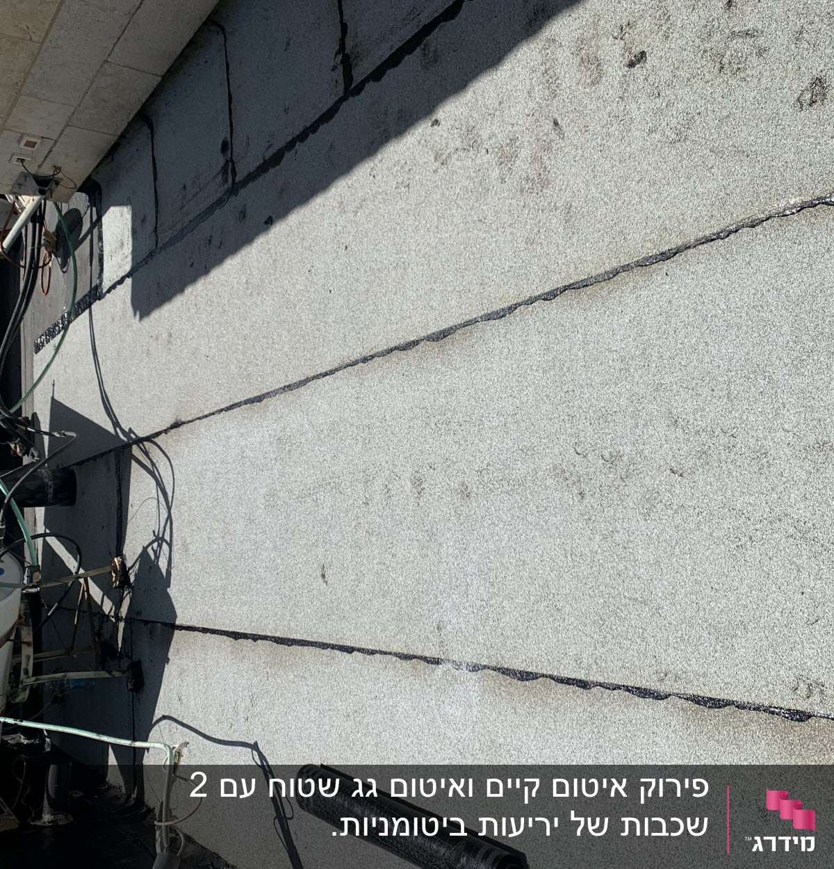 גג עם יריעות איטום וחיבורים חשמליים